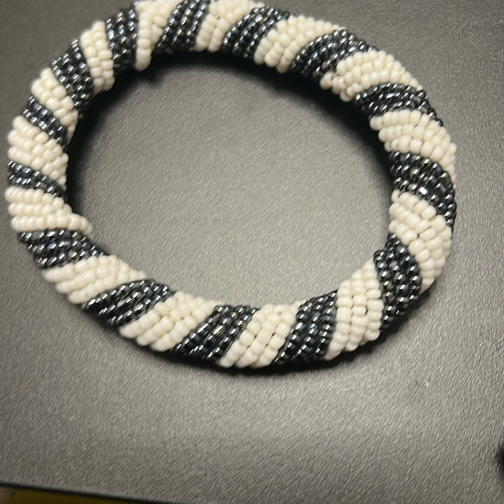 bundle of jewelry- costume, used for crafts or jewelry. Newer and clean. - Picture 9 of 16